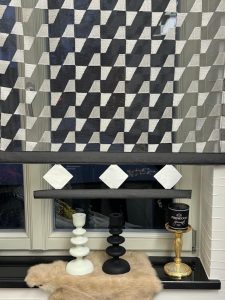 Modernes Rollo mit grafischem Muster in Schwarz-Weiß