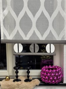 Rollo mit modernem Ornament-Muster in Weiß und Grau
