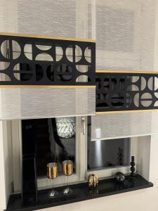 Moderne Fensterdekoration mit Rollos in Schwarz und Gold