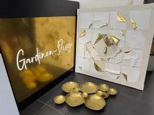 Moderne Wandkunst in Weiß und Gold als Designobjekt