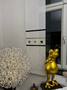 Goldene Frosch-Skulptur als ausgefallenes Wohnaccessoire