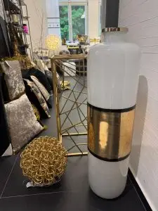 Bodenvase in Weiß mit goldener Akzentfläche