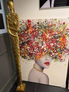 Goldene Skulptur und modernes Wandbild als Eyecatcher